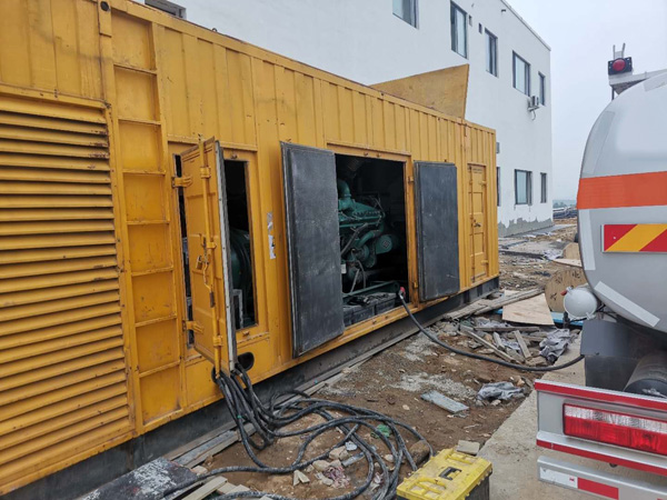 福泉如何在发电机出租合同中约定设备的维修和保养责任？